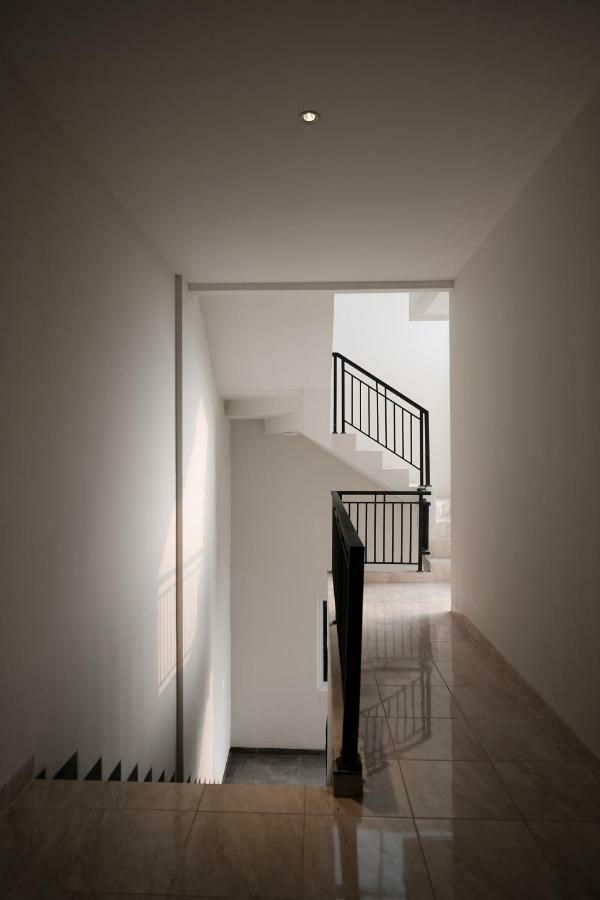 RedDoorz near Taman Palem Otel Cakarta Dış mekan fotoğraf
