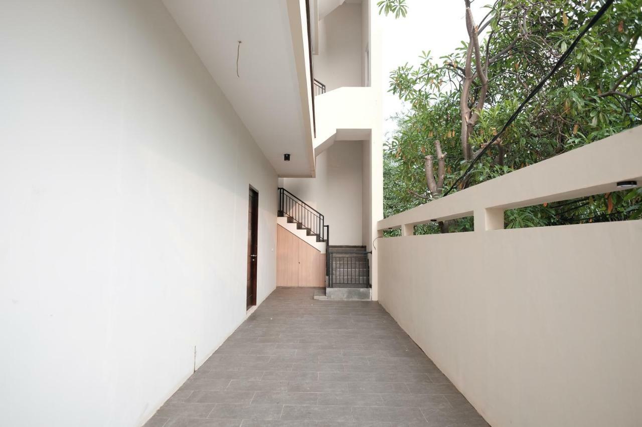 RedDoorz near Taman Palem Otel Cakarta Dış mekan fotoğraf