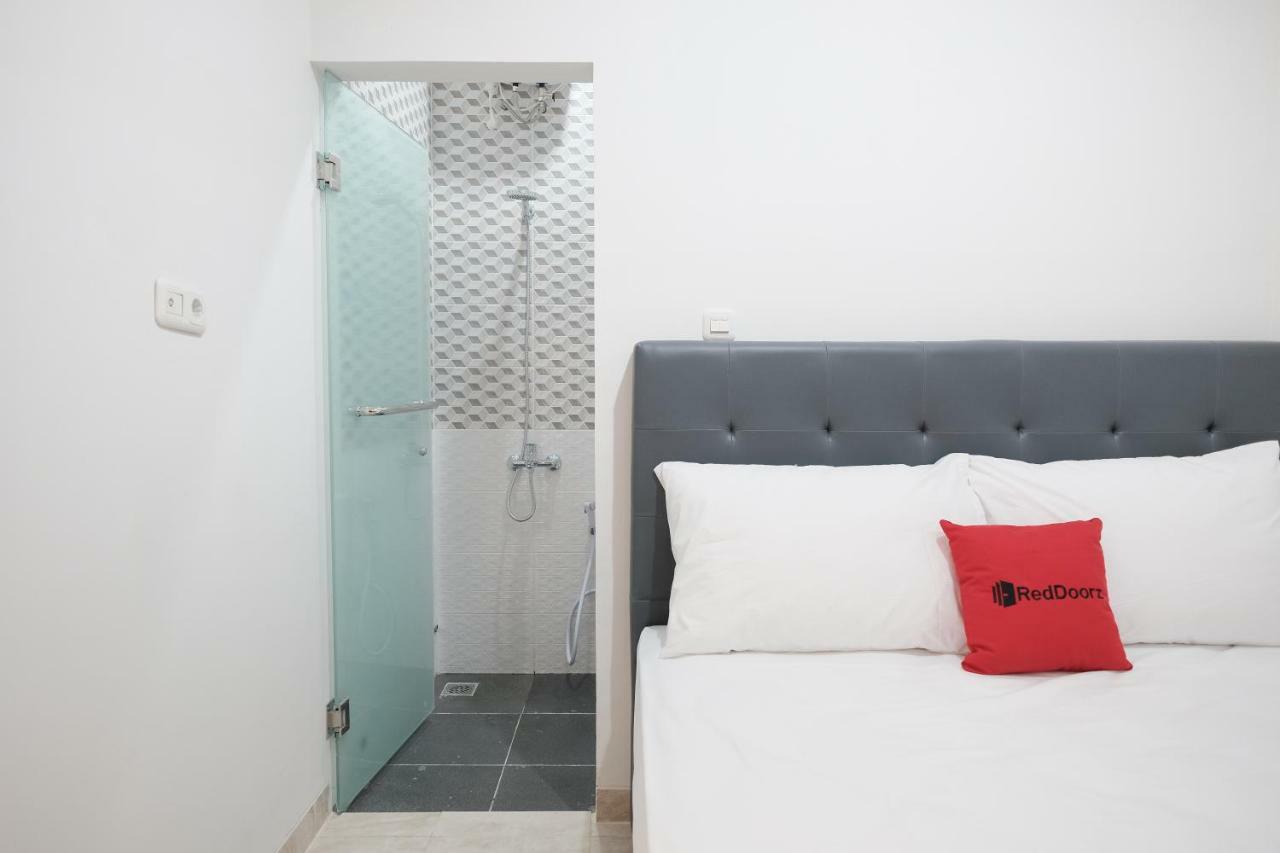 RedDoorz near Taman Palem Otel Cakarta Dış mekan fotoğraf