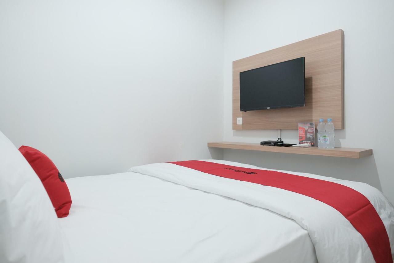 RedDoorz near Taman Palem Otel Cakarta Dış mekan fotoğraf
